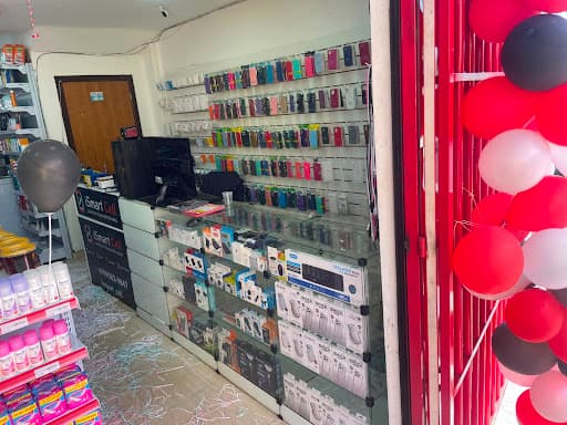 Entrada da loja iSmart Cell decorada com balões, com vitrines de acessórios e carregadores organizados